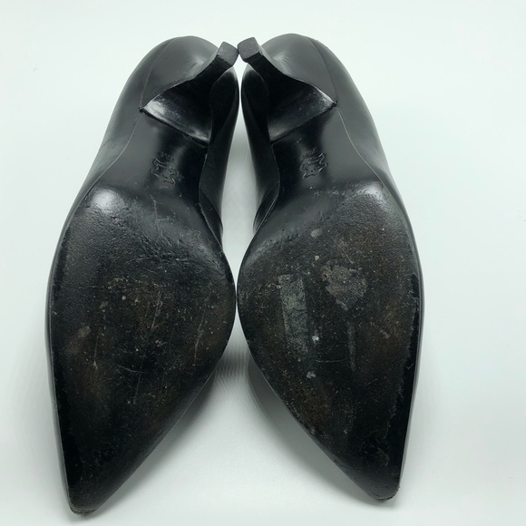 Tory Burch Pump with Gold T detail. - Picture 5 of 8